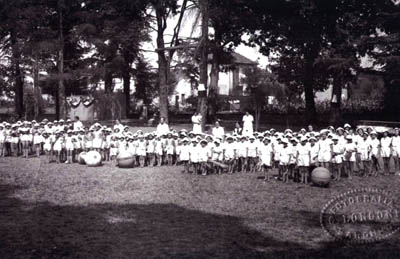 Fotografia della colonia elioterapica nel parco comunale negli anni trenta