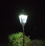 Immagine di un lampione acceso di notte