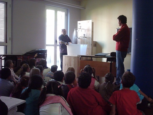 immagine della lezione sul risparmio idrico, a sinistra il tecnico Di Caprio a destra l'Assessore Giudici