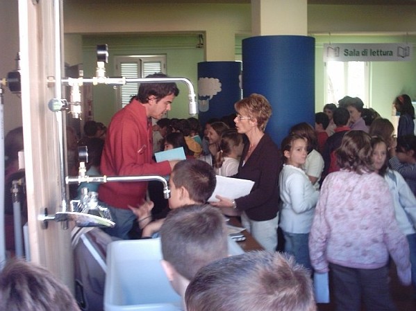 Immagine dell'Assessore Giudici con una insegnante e i bambini