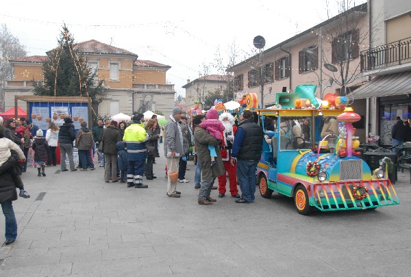 foto dei mercatini natalizi in Piazza Diaz