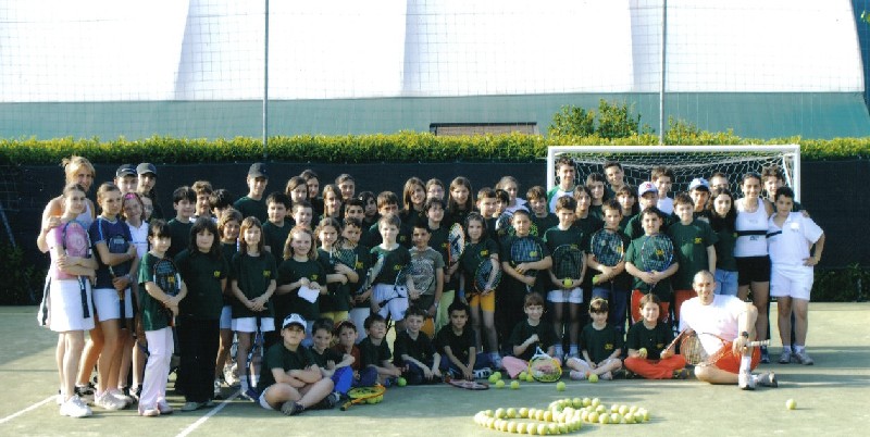 immagine di gruppo dei giovani soci del Club Tennis Ceriano