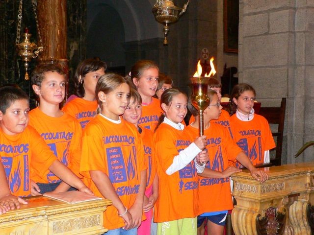 foto di alcuni ragazzi partecipanti alla fiaccolata