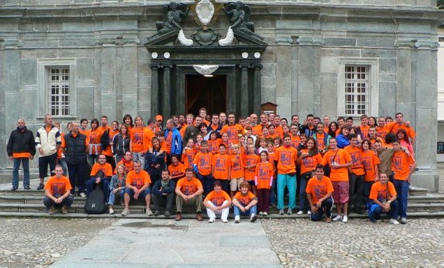 foto di gruppo della fiaccolata votiva