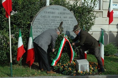 foto dei componenti il Gruppo Alpini che commemorano i caduti