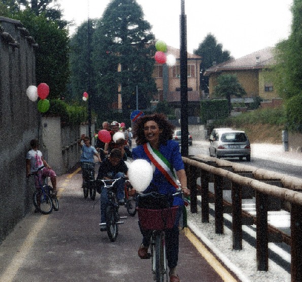 immagine del Sindaco Ferrario sulla ciclabile di Via Laghetto