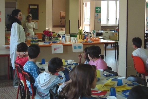 immagine della colazione dei ragazzi e ragazzi della scuola elementare