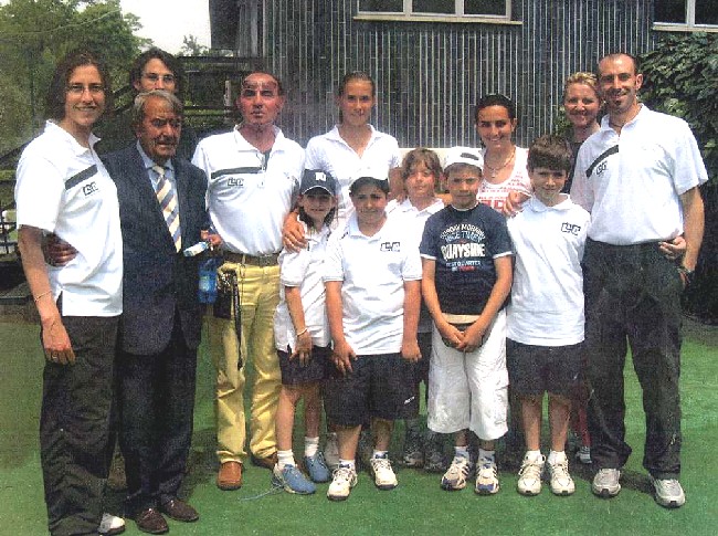 immagine del gruppo dirigenete del Club Tennis Ceriano con alcuni ragazzi