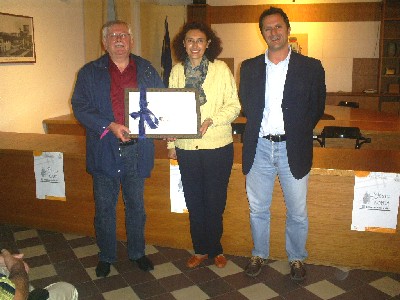 La pergamena del Presidente della Regione consegnata dal Sindaco al Sig. Felice Fusi