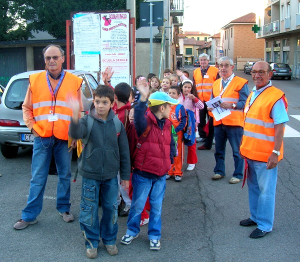 immagine di volontari e bambini del Pedibus