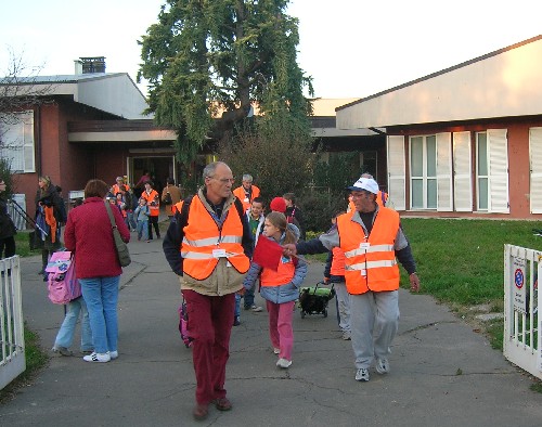 Immagine dell'uscita da scuola e partenza del Pedibus