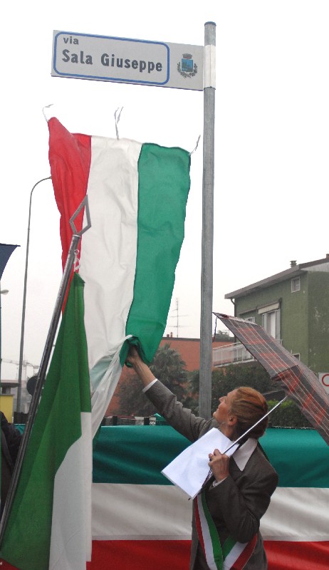 foto della scopertura della targa di Via Sala Giuseppe da parte della figlia Samuela