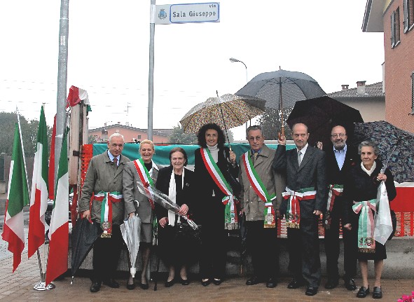 Foto da sinistra a destra Emilio Giudici, Samuela Sala, Paolina Sala vedova del Sindaco Giuseppe Sala, Antonella Ferrario, Maurizio Maiocchi, Angelo Sala, Antonio Silva e Silvana Molteni in Caimi
