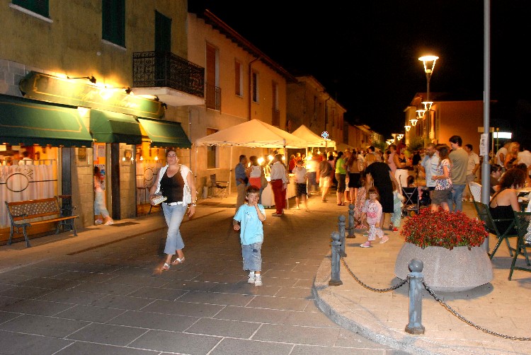 Foto di Via Cadorna con parte dei mercatini