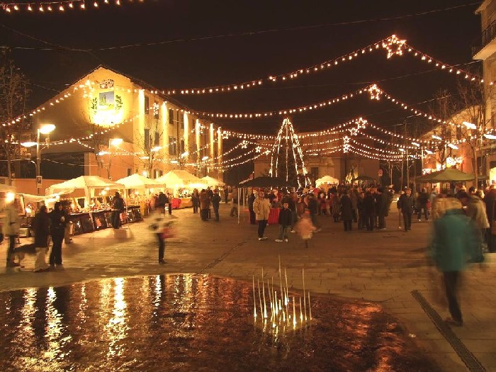 Immagine serale della Piazza Diaz con i mercatini