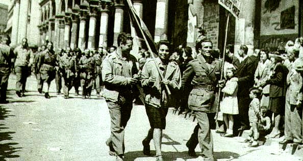 Immagini di partigiani che sfilano per le vie di Milano