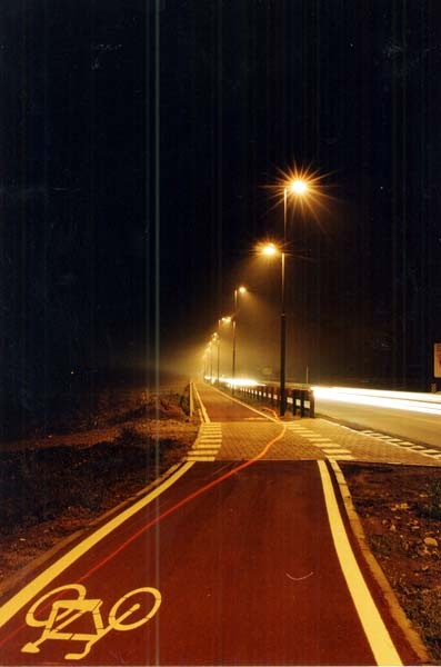 Immagine notturna della pista ciclabile di Via Mazzini