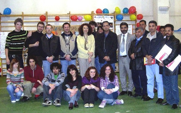 Foto di gruppo dei partecipanti all'aperitivo etnico