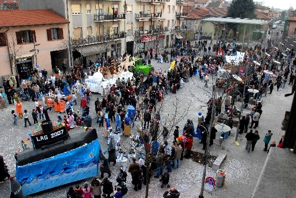 Immagine della Piazza all'inizio della sfilata