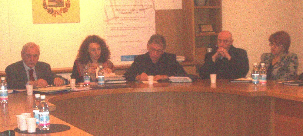 Immagine del Consiglio Comunale, da sinistra : il Consigliere Giudici, il Sindaco Ferrario, l'Assessore provinciale Casati, il Sindaco di Seveso Galbiati e il vicesindaco di Solaro Fusi