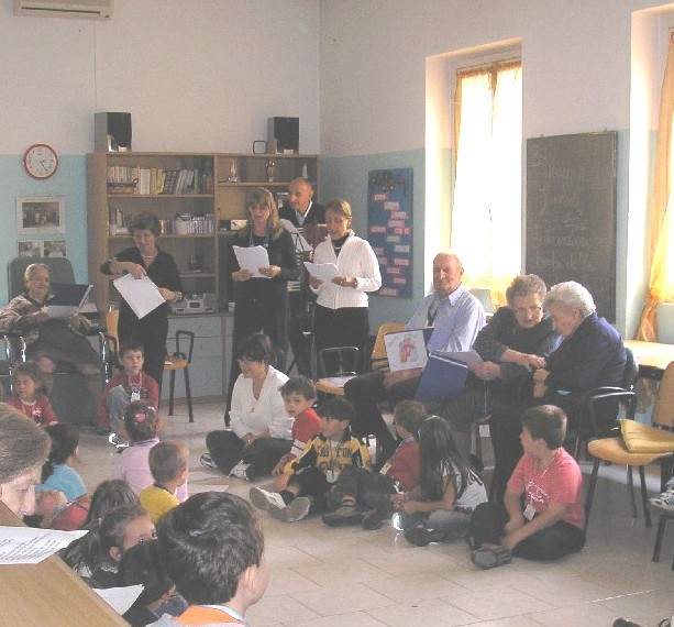 Immagine di un momento di festa con i bambini della scuola materna