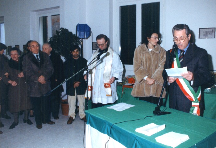 Immagine del Sindaco Maiocchi, con l'allora Assessore ai Servizi Sociali Ferrario e il Parroco Don Eugenio Vignati in occasione dell'inaugurazione