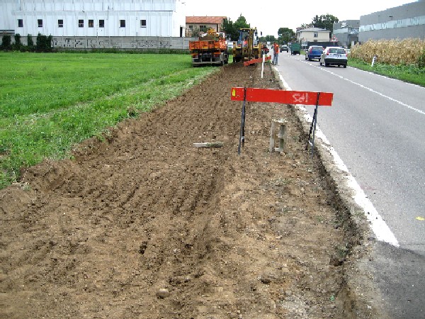 Foto dei lavori nei pressi del prolungamento della pista ciclabile Ceriano Saronno