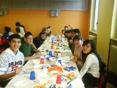Immagine di alcuni studentui a colazione a scuola