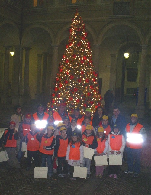 Foto del gruppo cerianese con l'albero natalizio di Palazzo Isimbardi