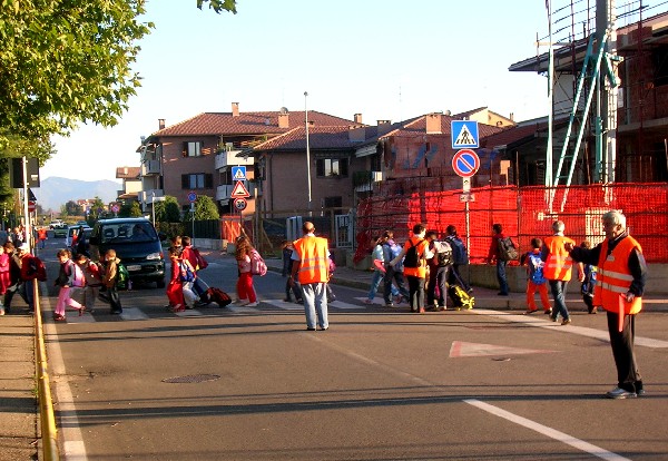 Foto attraversamento stradale del pedibus