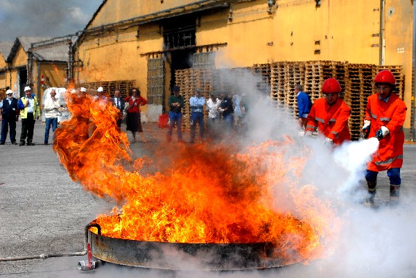 Immagine dell'esercitazione antincendio alla Rhodia Italia di Ceriano