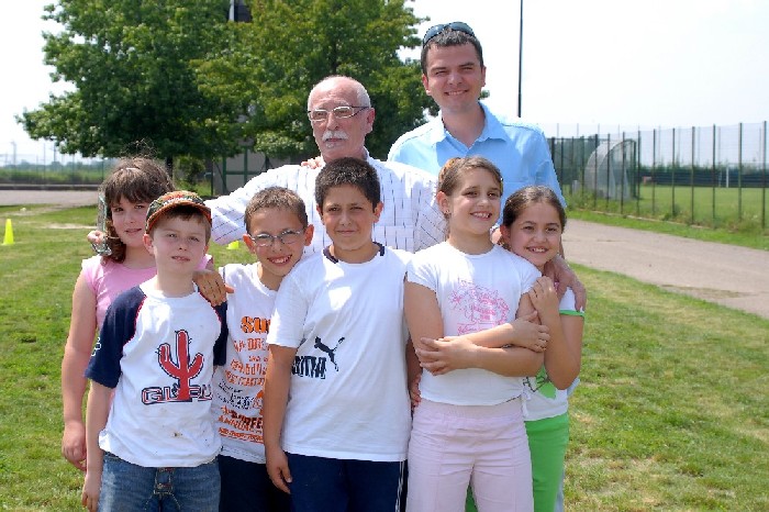 Foto di alcuni bambini, un " nonno " volontario e l'Assessore Giudici