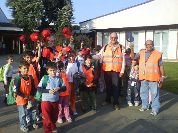 Foto della linea rossa del pedibus, i ragazzi con i volontari