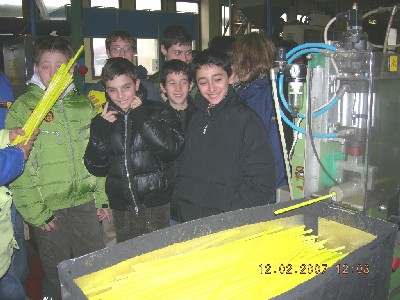 Immagine dei ragazzi in visita alla Rhodia