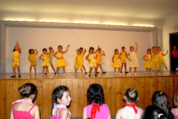 Foto di un gruppo di bambine della scuola di danza della Polisportiva Ceriano