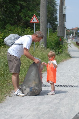 Immagine di padr con la figlia alla giornata del verde pulito 2006