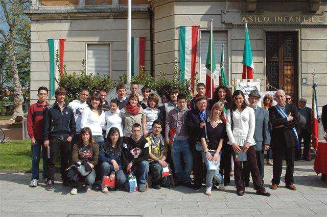 Foto di gruppo con la presenza dei ragazzi della scuola media