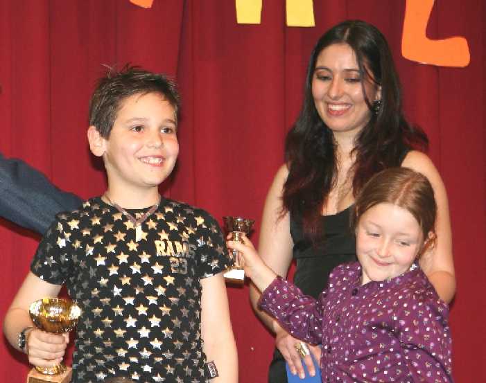 Foto di due dei piccoli cantanti premiati