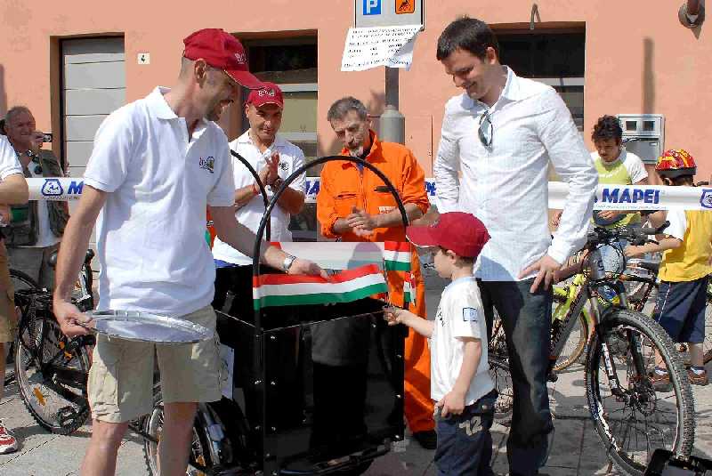 Foto dell'inaugurazione della Triciclofficina