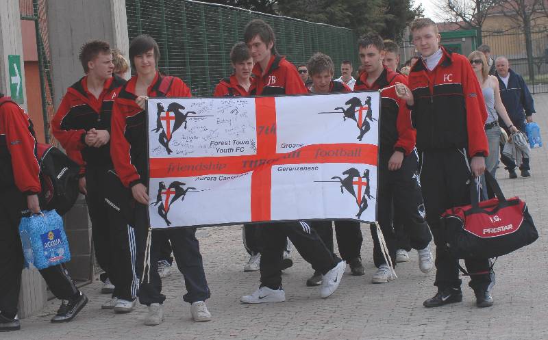 Foto dell'arrivo dei ragazzi del Forest Town al campo di gioco di Ceriano