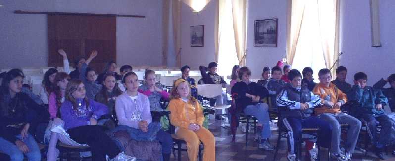 Foto dei bambini di una classe quinta elementare in Sala Consigliare