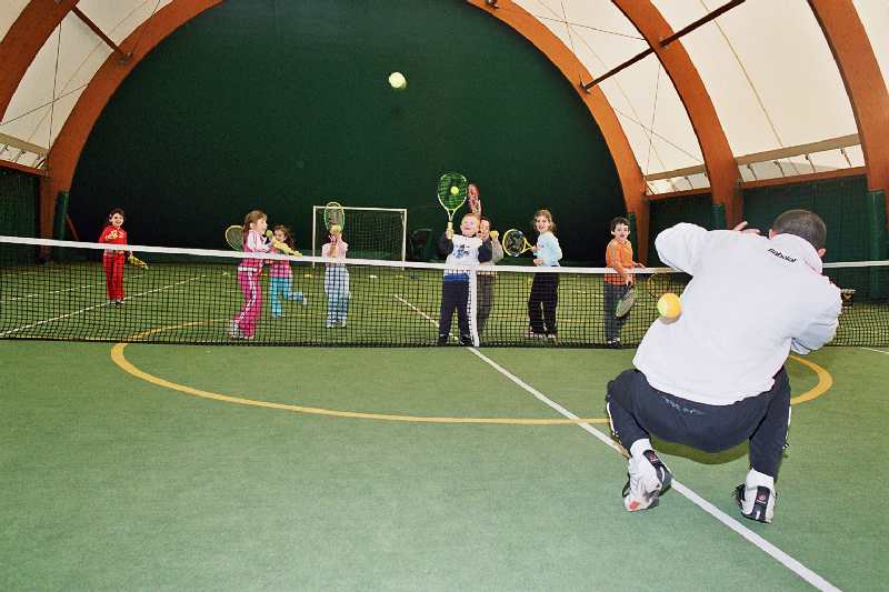 Foto di un gruppo di bambini al Club Tennis Ceriano