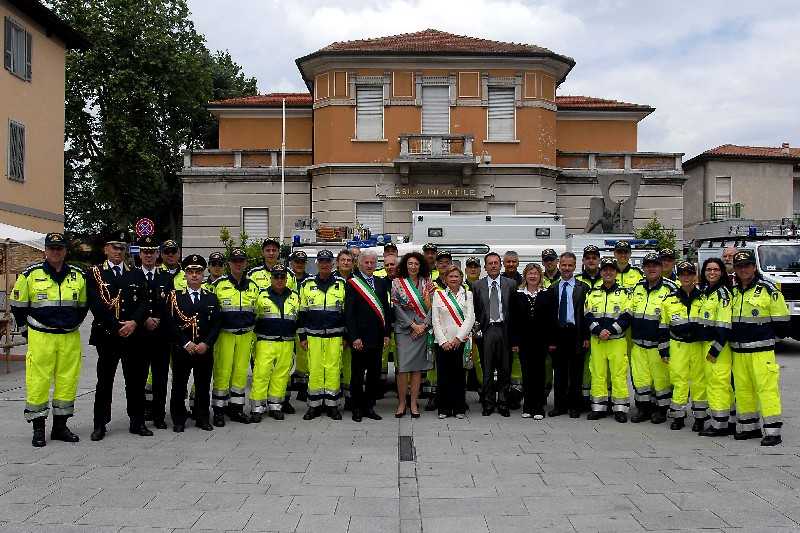 Immagine del gruppo protezione civile e dei sindaci presenti