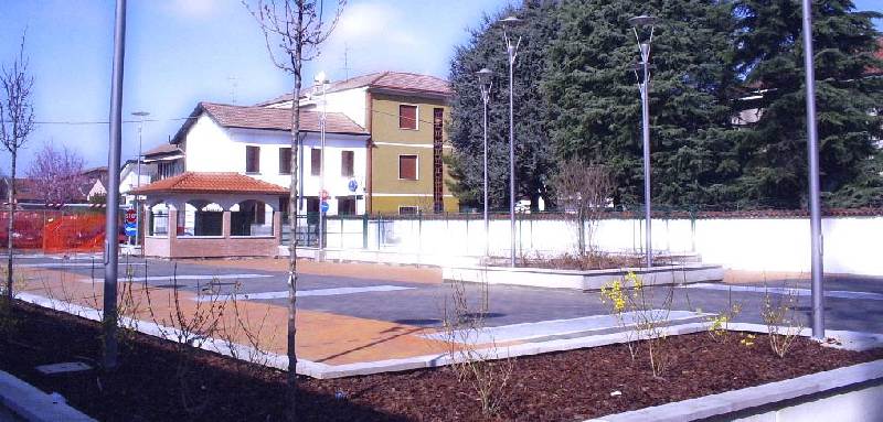 Immagine del parcheggio di Via Volta visto dal Parco il Giardinone