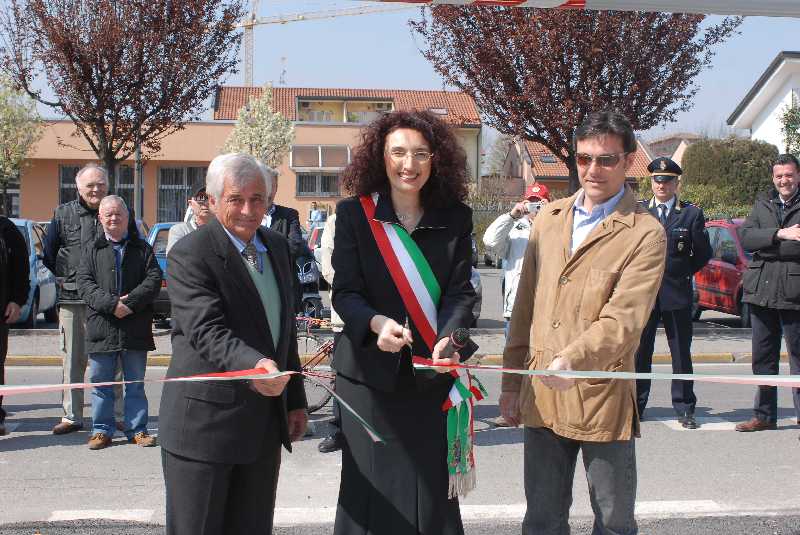 Foto del taglio del nastro al parcheggio di Via Volta