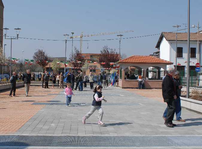 Foto dei parcheggi di Via Volta accanto al Parco Comunale