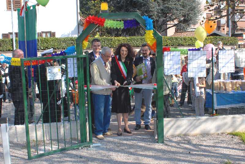 Foto del taglio del nastro al Parco dell'Amicizia di Via Dalla Chiesa