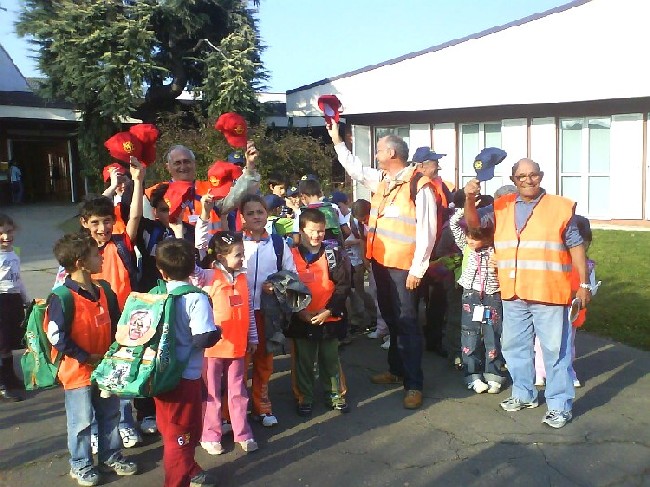 Foto dell'uscita da scuola con il pedibus