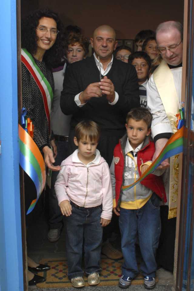 Foto del taglio del nastro nella sede della Proloco