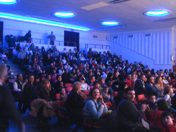 Immagine del pubblico presente alla sala teatro Don Carlo Robbiati